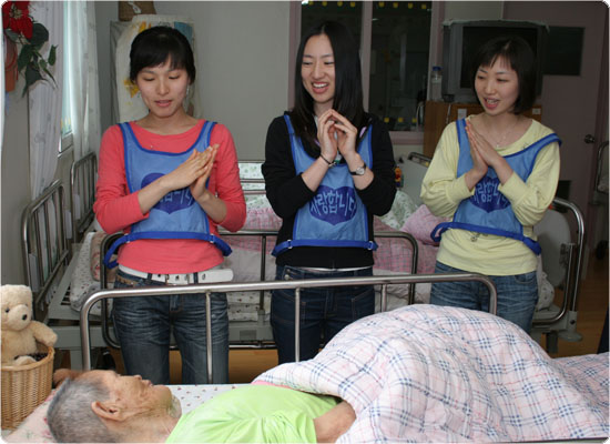 서울대병원 신규간호사, 입사전 꽃동네 요양환자 간호 봉사 모습