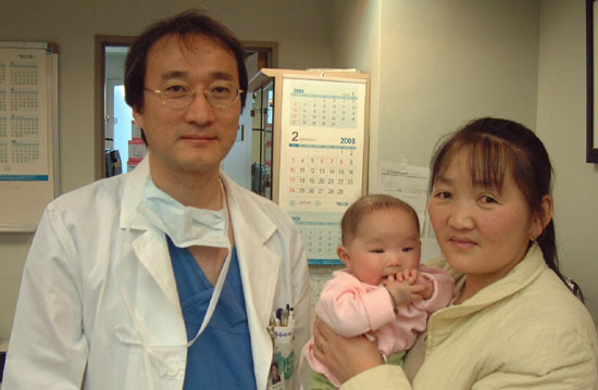 김웅한 교수와 몽골 아기모습