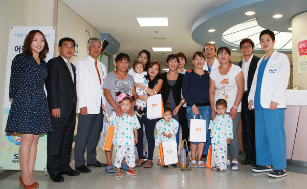몽골 환아들과 서울대학교병원 의료진. 오른쪽에서 4번째 김웅한 서울대학교병원 소아흉부외과 교수