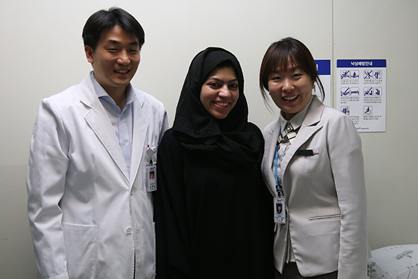 사진 왼쪽부터 정창욱 교수, 아스마 알블루시씨, 주경원 국제진료센터 코디네이터