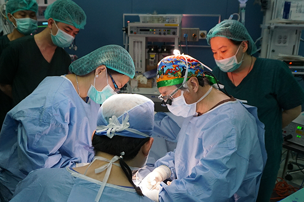 김석화 어린이병원장이 미얀마 구순구개열 환자를 수술하고 있다. 