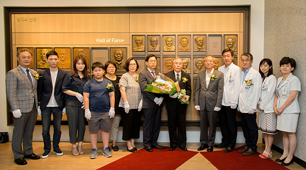 왼쪽에서 8번째 김기중씨(최광옥 후원인 배우자), 9번째 서창석 서울대병원장
