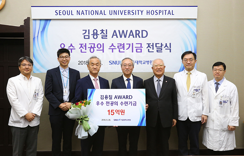 왼쪽 세번째부터 이영술 경일빌딩 대표, 서창석 서울대병원장