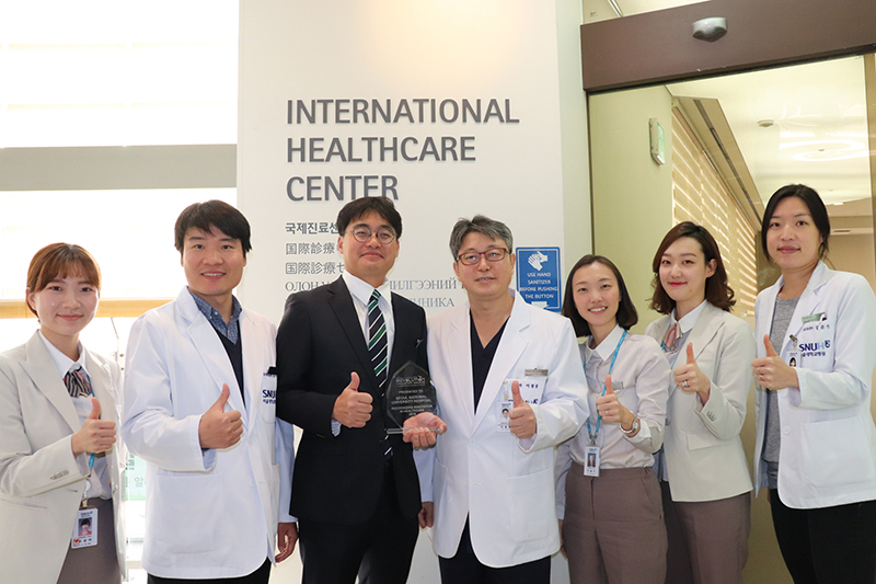 왼쪽 네번째, 서울대병원 국제진료센터장 이광웅 교수