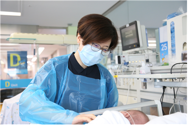 소아청소년과 김이경 교수가 김온 환아를 돌보고 있다