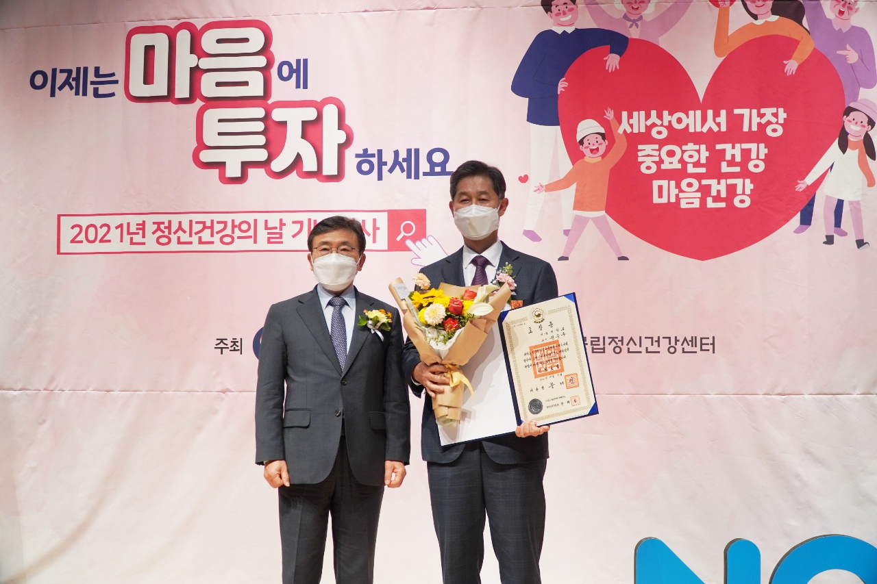 근정포장을 수상한 서울대병원 권준수 교수(오른쪽) 