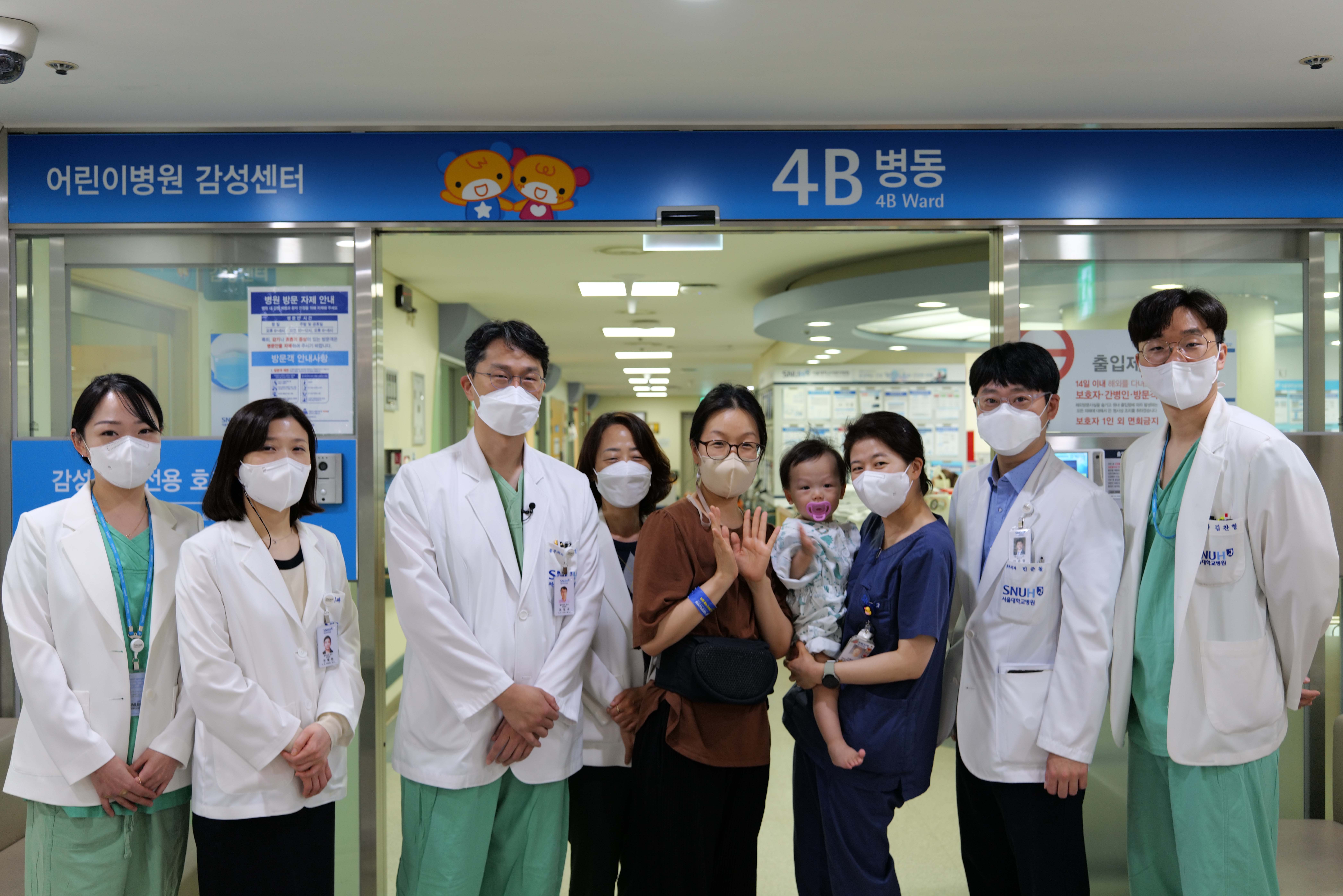 서울대어린이병원 의료진과 권순후 환아·보호자 (흉부외과 조성규 교수_왼쪽에서 세번째), 권순후 환아 어머니_왼쪽에서 다섯번째, 권순우 환아_왼쪽에서 여섯번째) 서울대어린이병원 의료진과 권순후 환아·보호자 (흉부외과 조성규 교수_왼쪽에서 세번째), 권순후 환아 어머니_왼쪽에서 다섯번째, 권순우 환아_왼쪽에서 여섯번째)