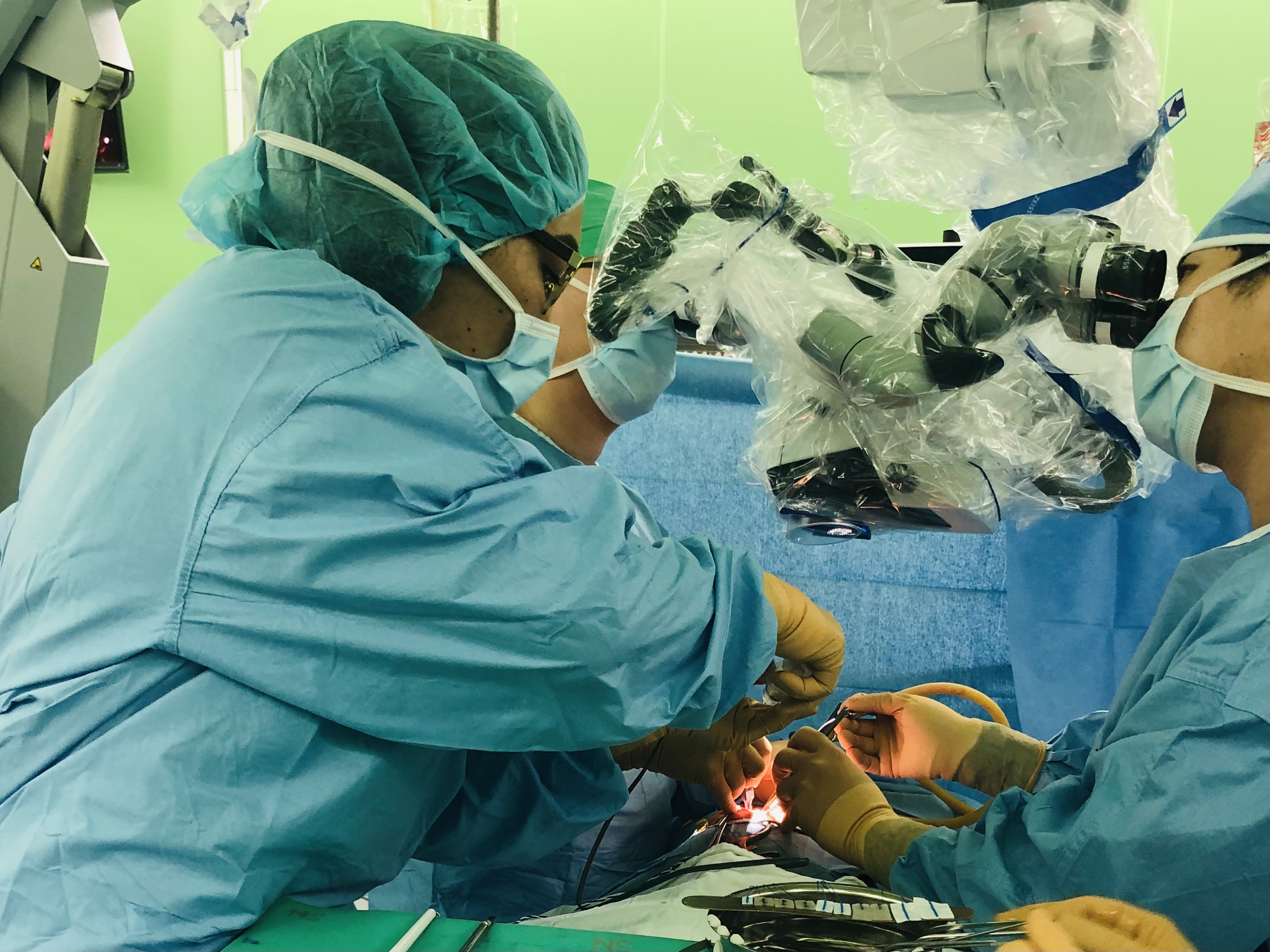 우즈베키스탄 국립아동병원 의료인들이 서울대병원 소아수술실에서 교육 및 실습을 진행하고 있다.