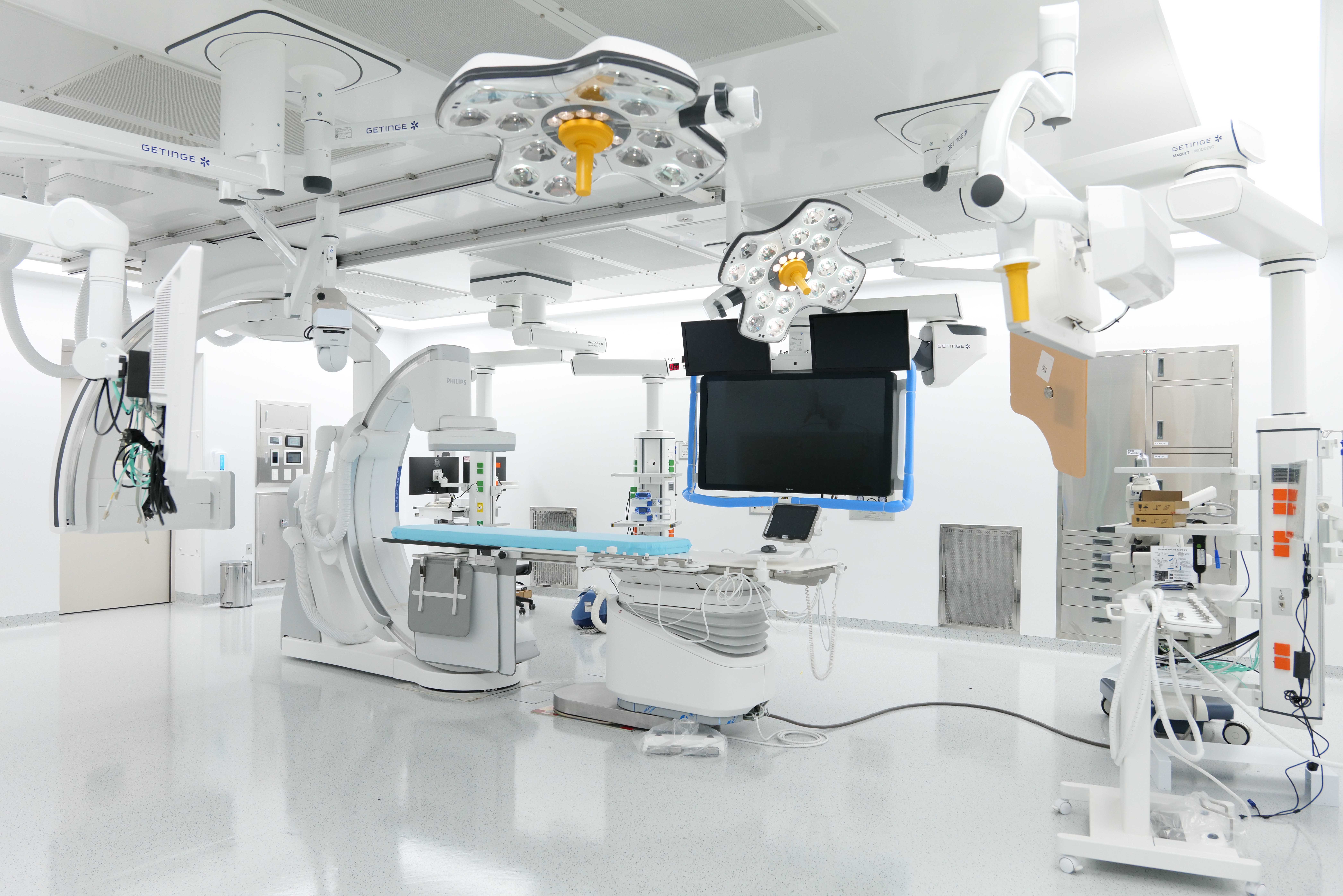 【图1】混合手术室:可同时进行血管介入治疗与外科手术的高端一体化手术环境