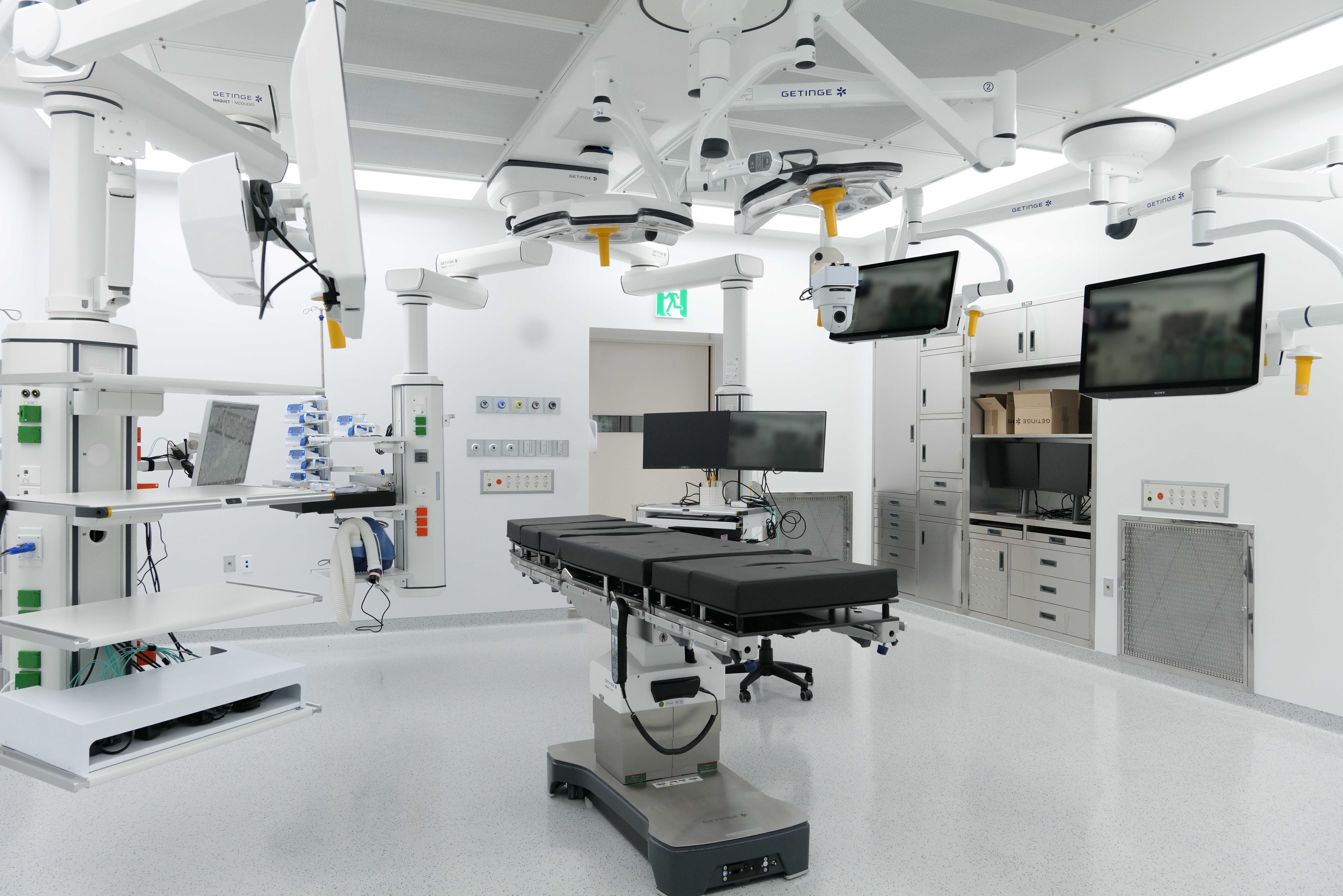 【图2】智能手术室:通过预设功能与吊塔系统,营造定制化手术空间,确保患者安全