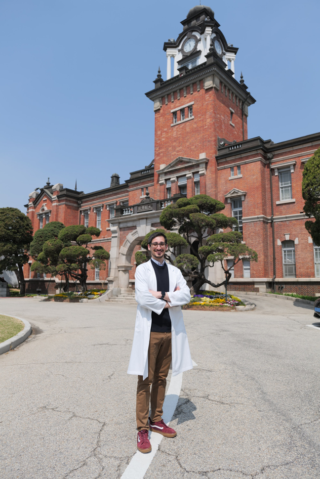 [Photo] Fabrizio Tedone in front of Daehan hospital