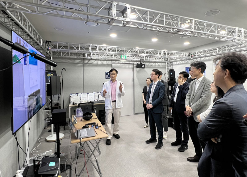 [사진2[서울대학교병원 융합의학과 공현중 교수가 융합의학기술원 의료XR스튜디오에서 연구한 Natural User Interface 및 XR기술 개발 내용을 소개