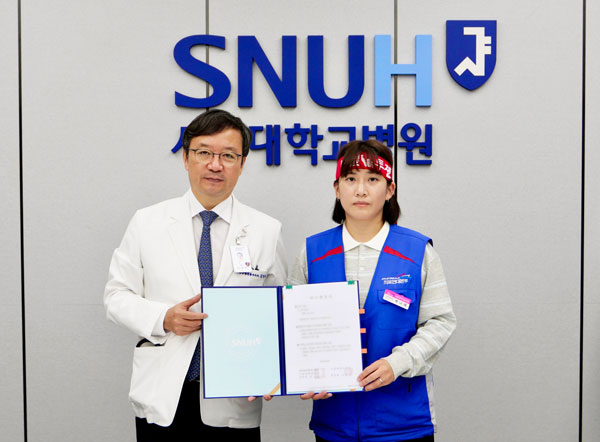 [사진] 2025년 임금 및 단체협약 가조인식. 김영태 서울대병원장(왼쪽)과 박나래 서울대병원분회장(오른쪽)_