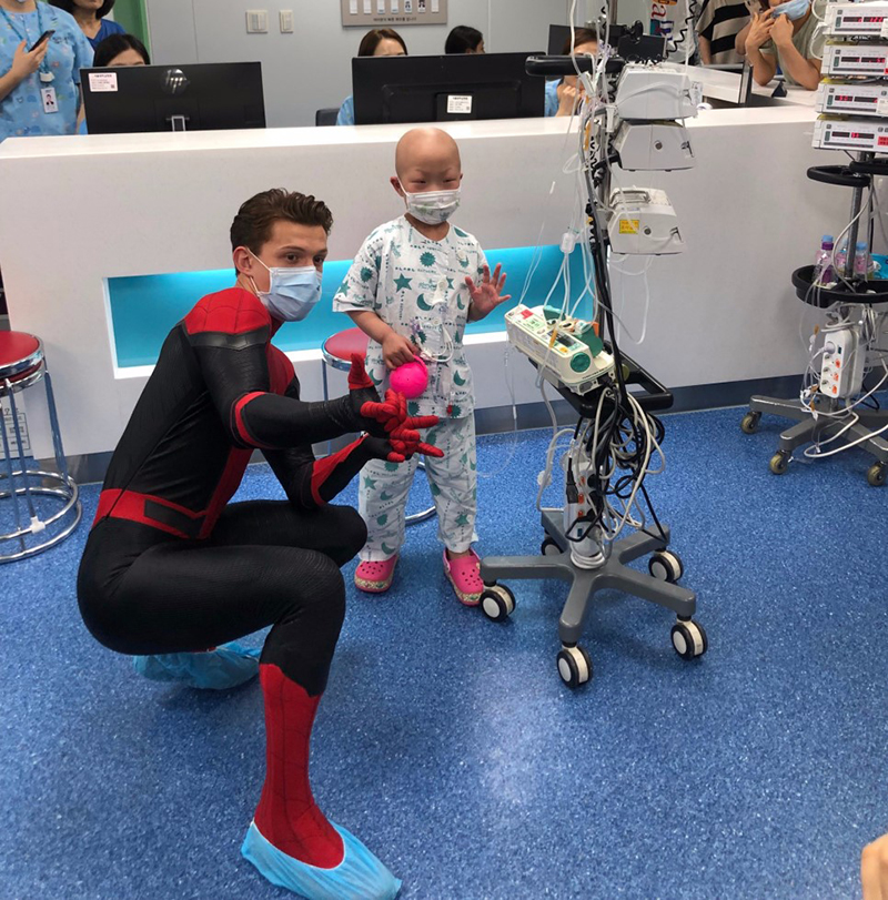 NEWS(Spider-Man: Tom Holland visits Seoul National University Children's  Hospital ) | SEOUL NATIONAL UNIVERSITY HOSPITAL