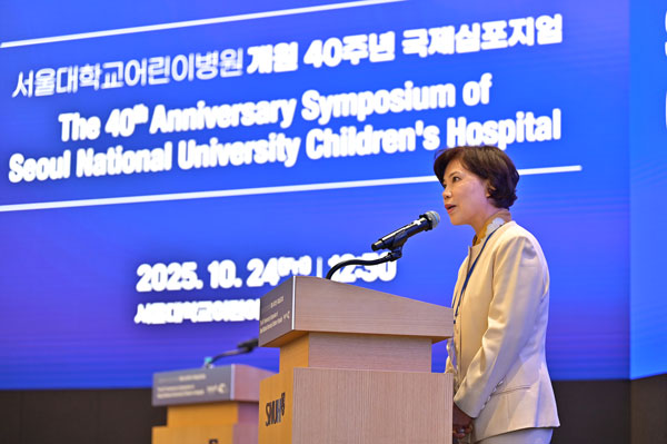[사진2] 최은화 서울대어린이병원장이 국제심포지엄에서 개회사를 하고 있다.