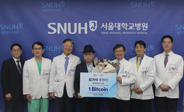 [사진 왼쪽부터] 염동현 발전후원팀장, 박도중 대외협력실장, 김연수 전 병원장, 김거석 후원인, 김영태 병원장, 정창욱 정보화실장, 김태균 발전협력담당교수