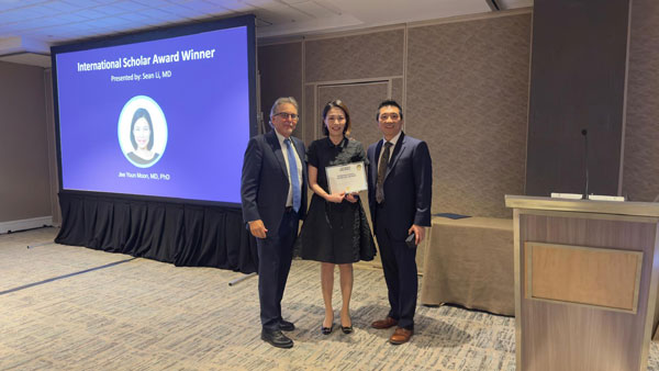 [사진 가운데] 서울대병원 문지연 교수 수상사진