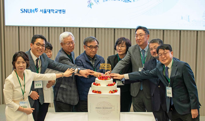 [사진2] 장기이식 30년 이상 생존 환자 기념행사에서 참석자들이 기념 케이크 커팅을 하고 있다.