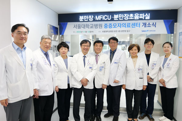 [사진 왼쪽부터] 조영민 기획조정실장(1번째), 구승엽 산부인과장(2번째), 정은희 간호본부장(3번째),  김영태 병원장(4번째), 박중신 중증 모자의료센터장(5번째), 신충호 소아청소년과장(6번째), 최은화 어린이병원장(7번째)