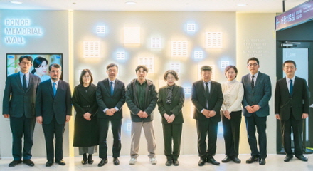 [사진2] 서울대병원 ‘뇌사 장기기증자 추모의 벽’ 제막식 참석자 단체사진. (왼쪽부터) 강현진 한국장기조직기증원 본부장(3번째), 김영태 서울대병원장(4번째), 유가족 대표 전소율 양 부친(5번째), 이식 수혜자 대표 권경남 씨(6번째), 민상일 장기이식센터장(9번째)