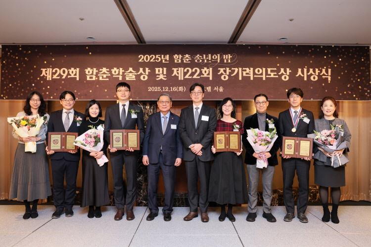 [사진 설명] 좌로부터 함춘의학상 최형진 회원과 배우자, 함춘젊은연구자상 양석훈 회원과 배우자, 한규섭 동창회장, 김민영 동아쏘시오홀딩스 대표이사, 함춘동아의학상 채종희 회원과 배우자, 장기려의도상 박건희 회원과 배우자