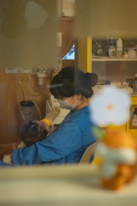 [사진1] 도토리하우스에서 의료진이 중증소아 환자를 돌보고 있는 모습