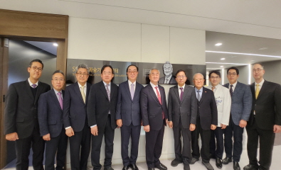 [사진1] 서울대병원 외과 술기교육센터 개소식에서 참석자들이 기념촬영을 하고 있다. 이영술 후원인(왼쪽 6번째), 장진영 외과 과장(왼쪽 7번째).