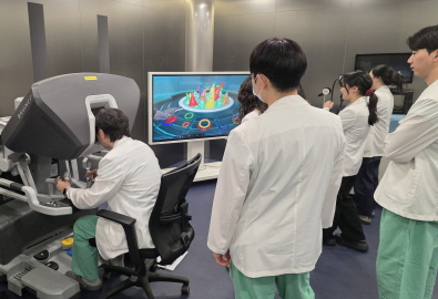 [사진2] 서울대병원 외과 술기교육센터에서 외과 전공의가 로봇 수술 시뮬레이터를 활용해 술기 교육을 받고 있다.