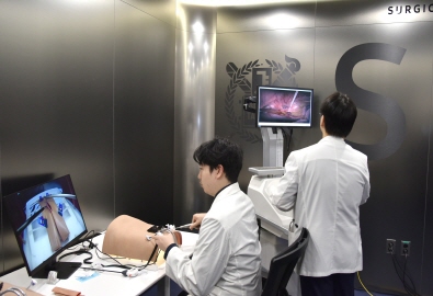 [사진3] 서울대병원 외과 술기교육센터에서 교수진이 복강경 수술 시뮬레이터를 활용해 수술 술기를 시연하고 있다.