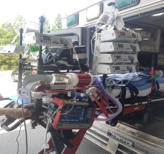 [사진2] SMICU 특수구급차에 탑재된 에크모(ECMO) 이송 장비