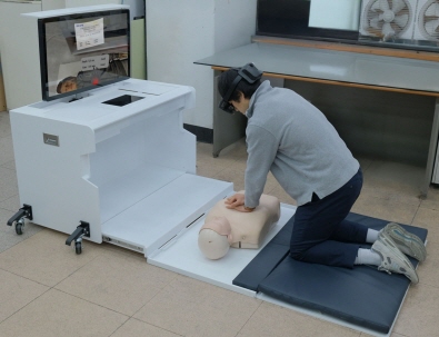 [사진] 혼합현실(XR) 기반 심폐소생술 교육 &lsquo;HEROS 4.0&rsquo; 실습 장면