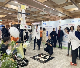 [사진2] &lsquo;희귀질환 희망 나눔 포토 프로젝트&rsquo;에서 가족사진 촬영이 진행되고 있다.