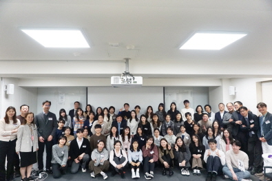 [사진2] 대한모체태아의학회가 개최한 &lsquo;제1회 산과 체험 캠프&rsquo; 참가 학생들과 교수진 등이 기념촬영을 하고 있다.