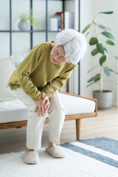 [사진2] 무릎 통증을 겪는 모습 (출처: 게티이미지뱅크)