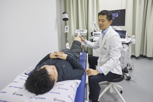 [사진3] 국립소방병원 의료진이 환자를 진료하고 있는 모습