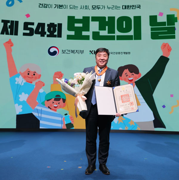 [사진2] 제54회 &lsquo;보건의 날&rsquo; 기념 황조근정훈장을 수상한 서울대병원 산부인과 박중신 교수가 기념촬영을 하고 있다.