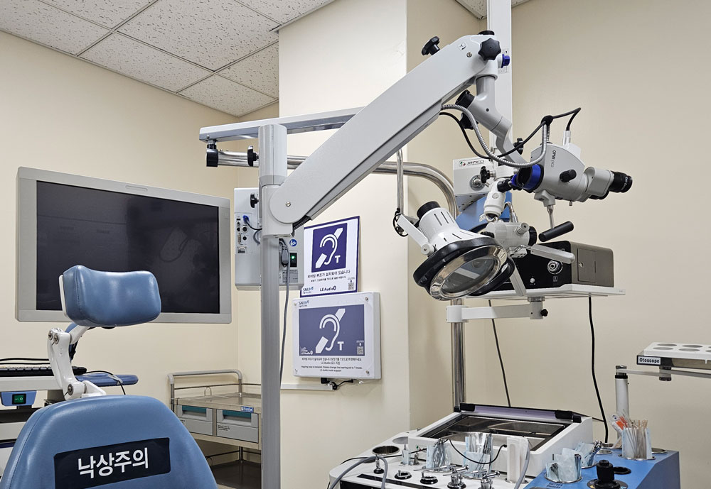 [사진1] 소아이비인후과 진료실에 구축된 &lsquo;스마트 히어링루프&lsquo; 시스템