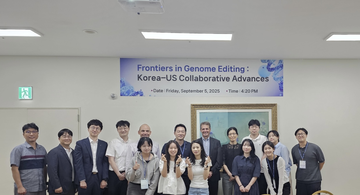 [사진1] 지난해 9월 방한 행사('Frontiers in Genome Editing')에서 차세대 CAR-T 공동 연구를 논의한 서울대병원-스탠퍼드대 연구진
