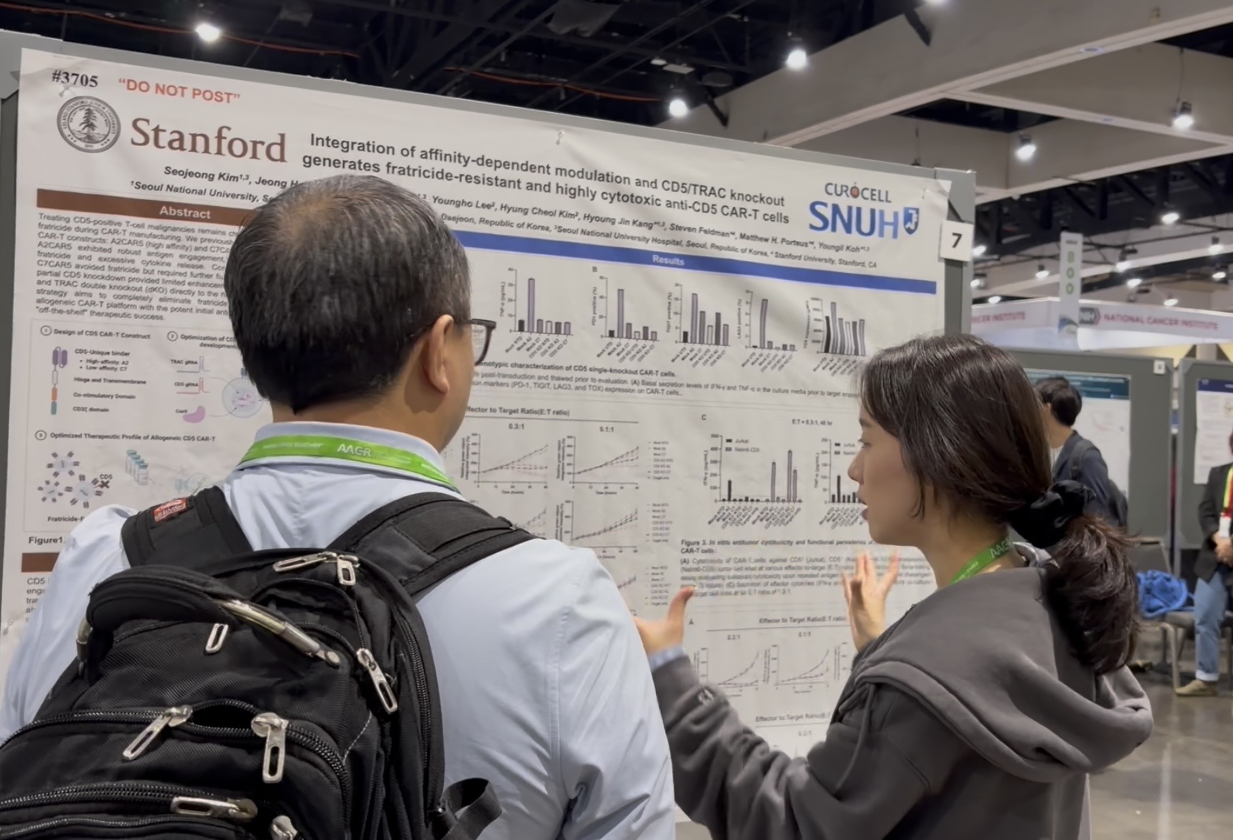 [사진2] 미국암연구학회(AACR 2026)에서 '동종 CAR-T 기반 기술' 연구 성과를 포스터 발표 중인 서울대병원 연구진