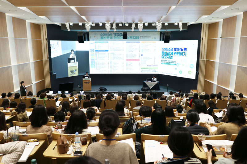[사진] &lsquo;소아청소년 1형당뇨병 올바르게 관리하기 심포지엄&rsquo;에서 소아청소년과 이영아 교수가 강연하는 모습