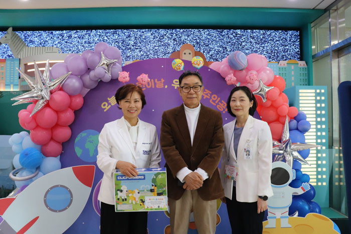 [사진 왼쪽부터] 최은화 서울대어린이병원장, 김성주 후원인, 김은혜 소아간호과장