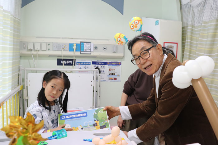 [사진3] 입원한 환아를 위한 김성주 후원인의 선물 전달