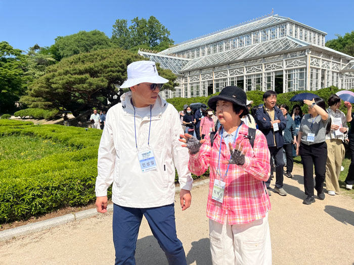 [사진1] 창경궁 일대를 동행 산책하며 소통 중인 서울대병원 의료진과 장기이식 환우들