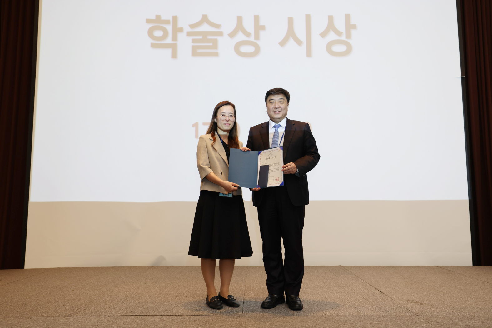 [사진1] 대한모체태의학회 제32차 학술대회에서 &lsquo;최우수 구연상&rsquo;을 수상한 이승미 교수(왼쪽)가 기념촬영을 하고 있다.