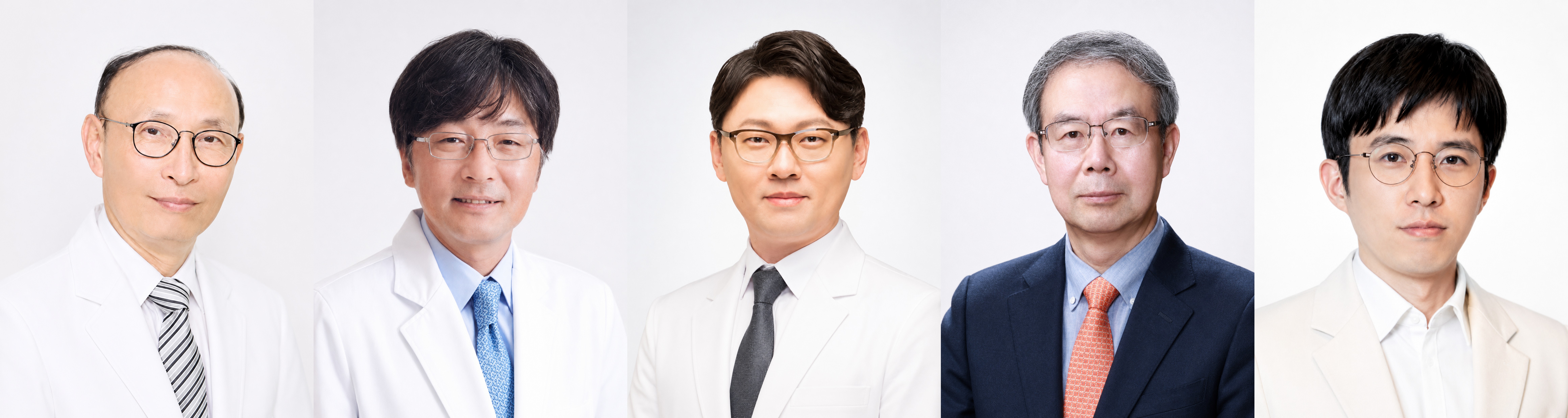 [사진 왼쪽부터] 서울대병원 소아신경외과 왕규창 명예교수&middot;김승기 교수&middot;김경현 교수, 방사선종양학과 김일한 명예교수, 강북삼성병원 중환자의학과 심영보 교수