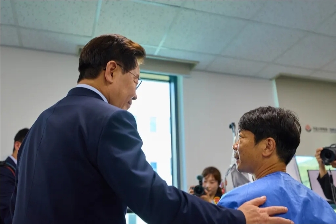 [사진4] 소방공무원 환자를 격려하는 이재명 대통령