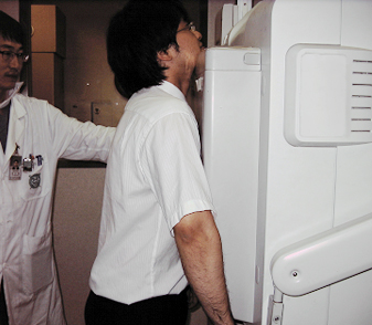 단순 흉부 방사선 사진을 촬영하는 모습